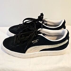 Puma Suede low top sneakers. Size 6.5.